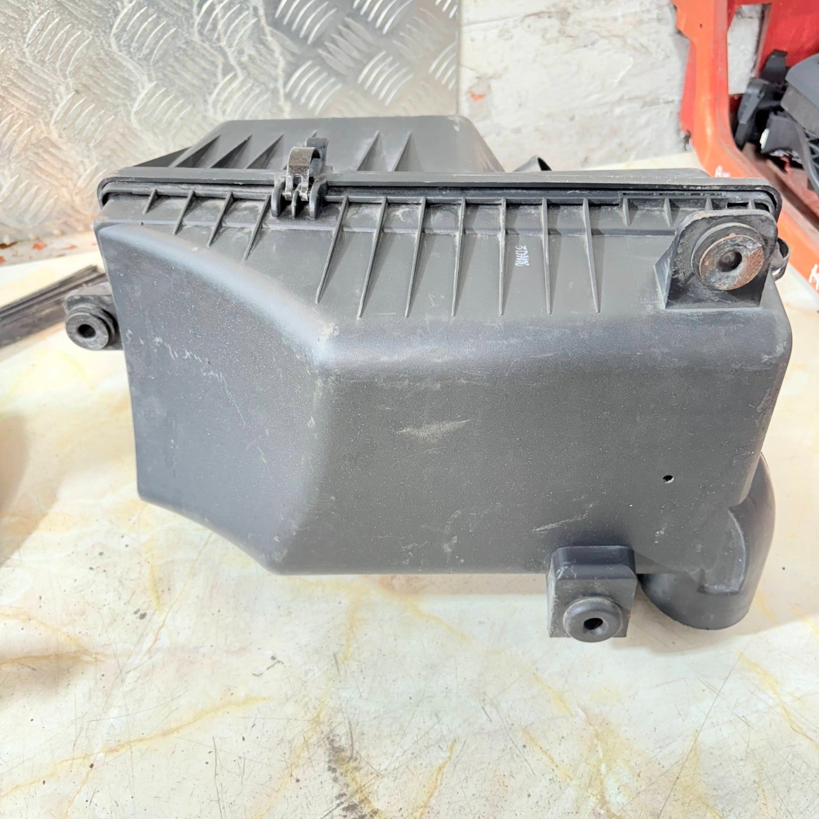 Kia Carens 2004 Air Filter Box OK2KB13320