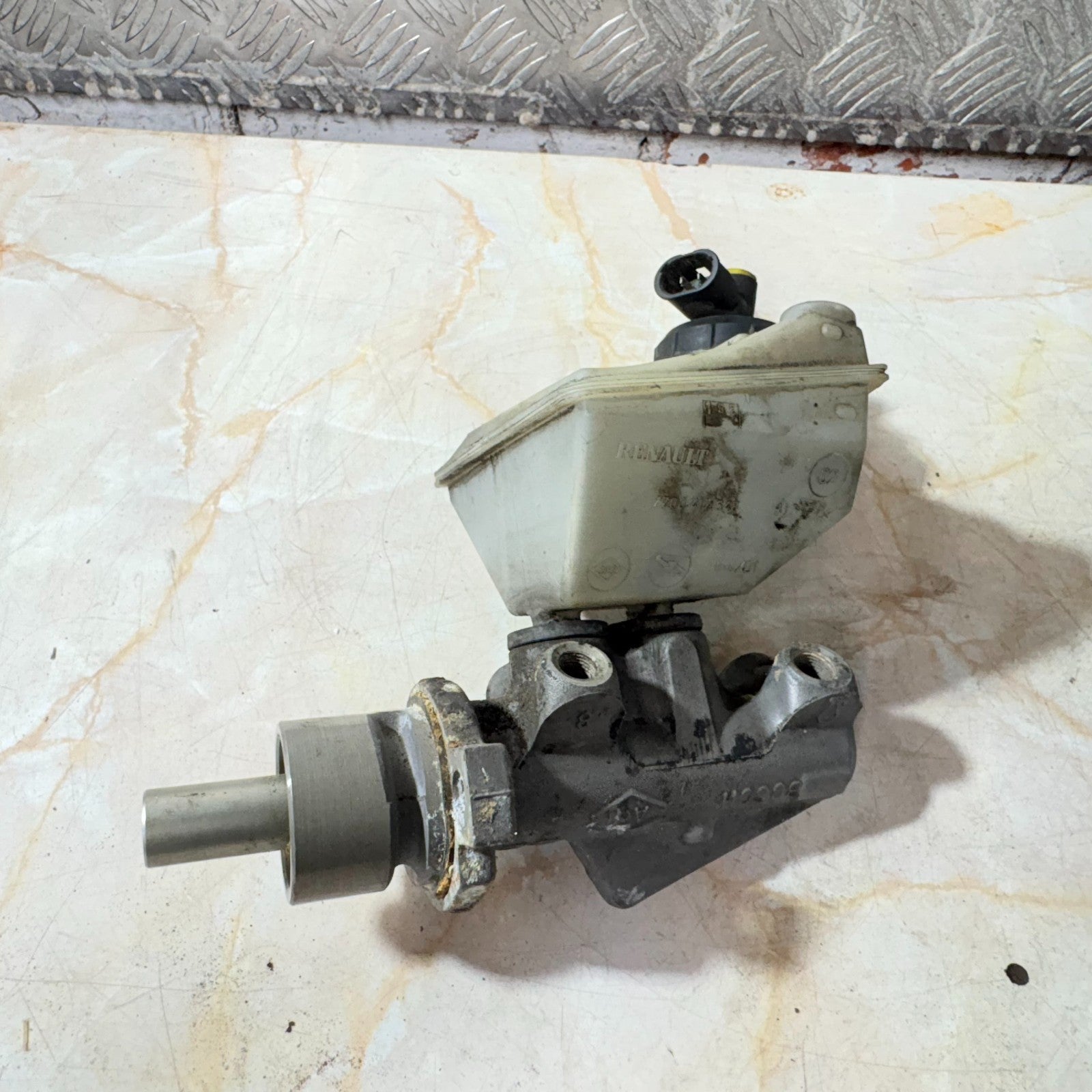 Renault Brake Master Cylinder + Reservoir Tank Hydraulic Brake Pump ()
