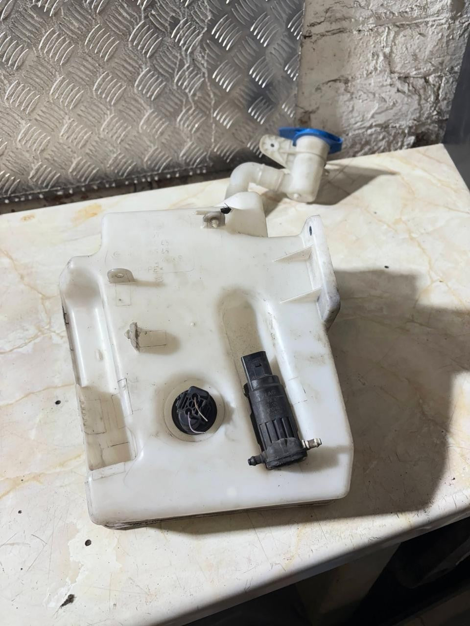 A3 2003-2013 WIND SCREEN WASHER TANK IKO 955 453