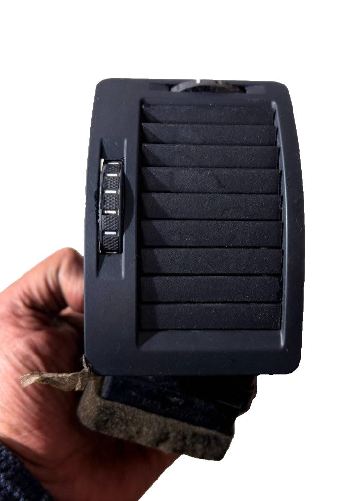 SKODA OCTAVIA MK2 2012 1Z PASSENGER SIDE FRONT HEATER AIR VENT