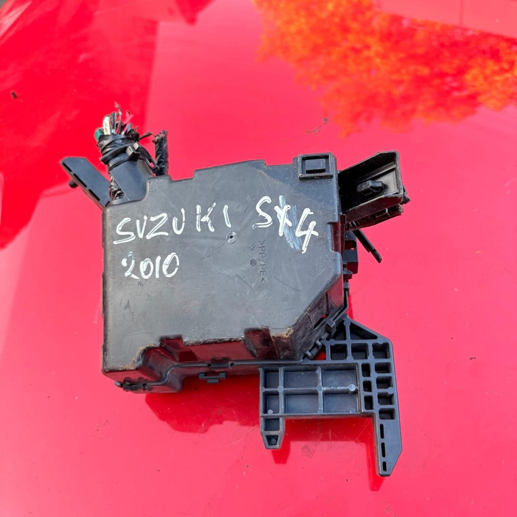 Suzuki SX4 Mk1 2010 Engine Bay Fuse Box Relay Junction Box Under Bonnet