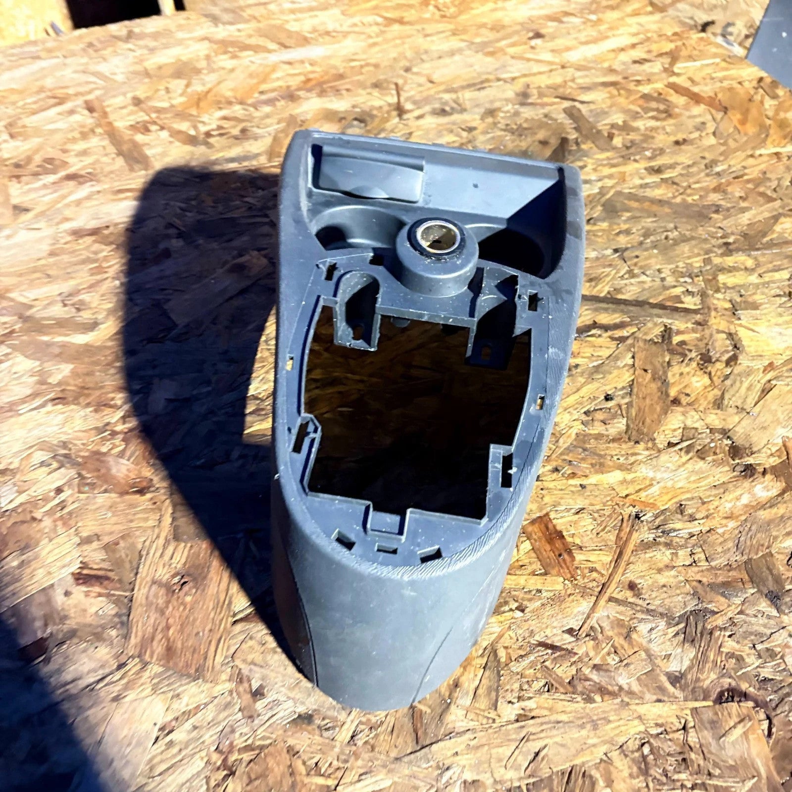 RENAULT TWINGO PZAZ 20072014 CENTRE CONSOLE GEARSTICK SURROUND & CUPHOLDERS