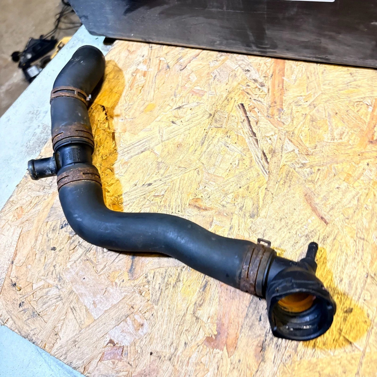 VOLKSWAGEN TIGUAN 2013 ENGINE RADIATOR WATER COOLING PIPE 323220