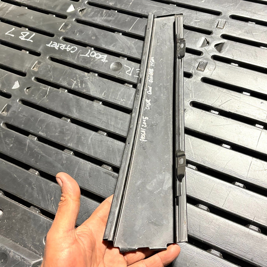 2005 VOLKSWAGEN PASSAT REAR RIGHT DRIVER EXTERIOR DOOR WINDOW TRIM COVER