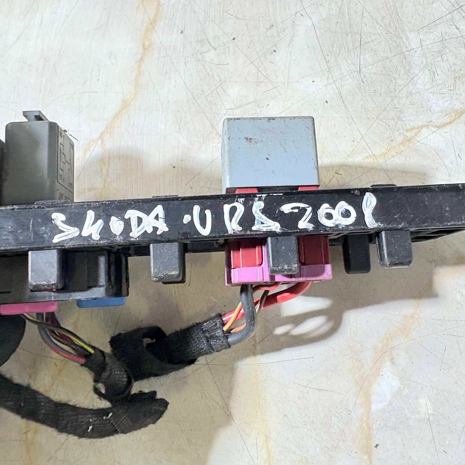 Skoda Superb 2009 Fuse Relay Box Mounting Bracket