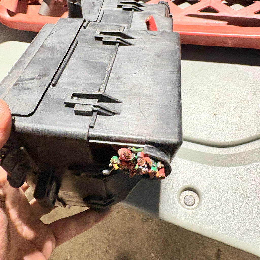 VOLVO V50 2004-2012 FUSE BOX 30786995
