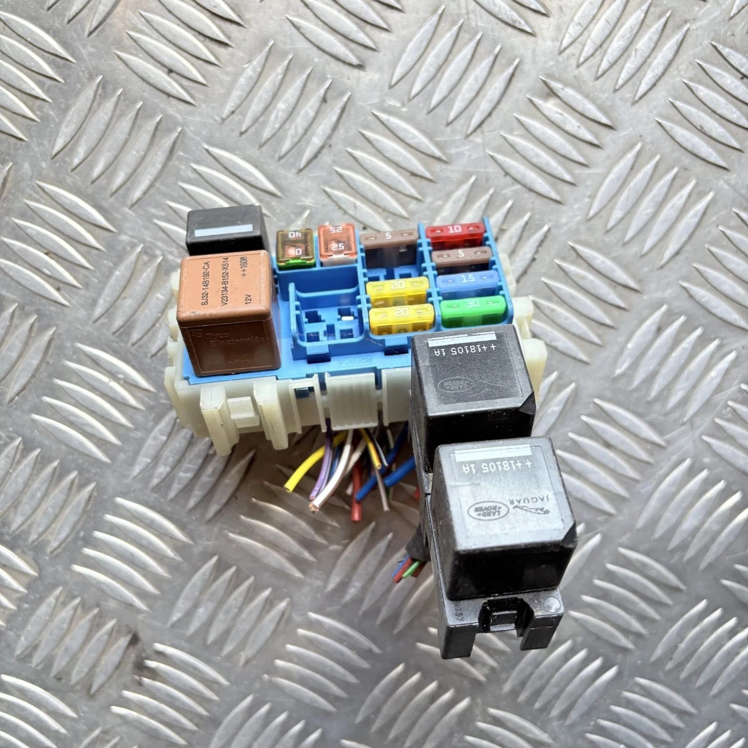 Land & Range Rover L538 Rear Trunk Junction Fuse Relay Box Module DH22-14B192-CA