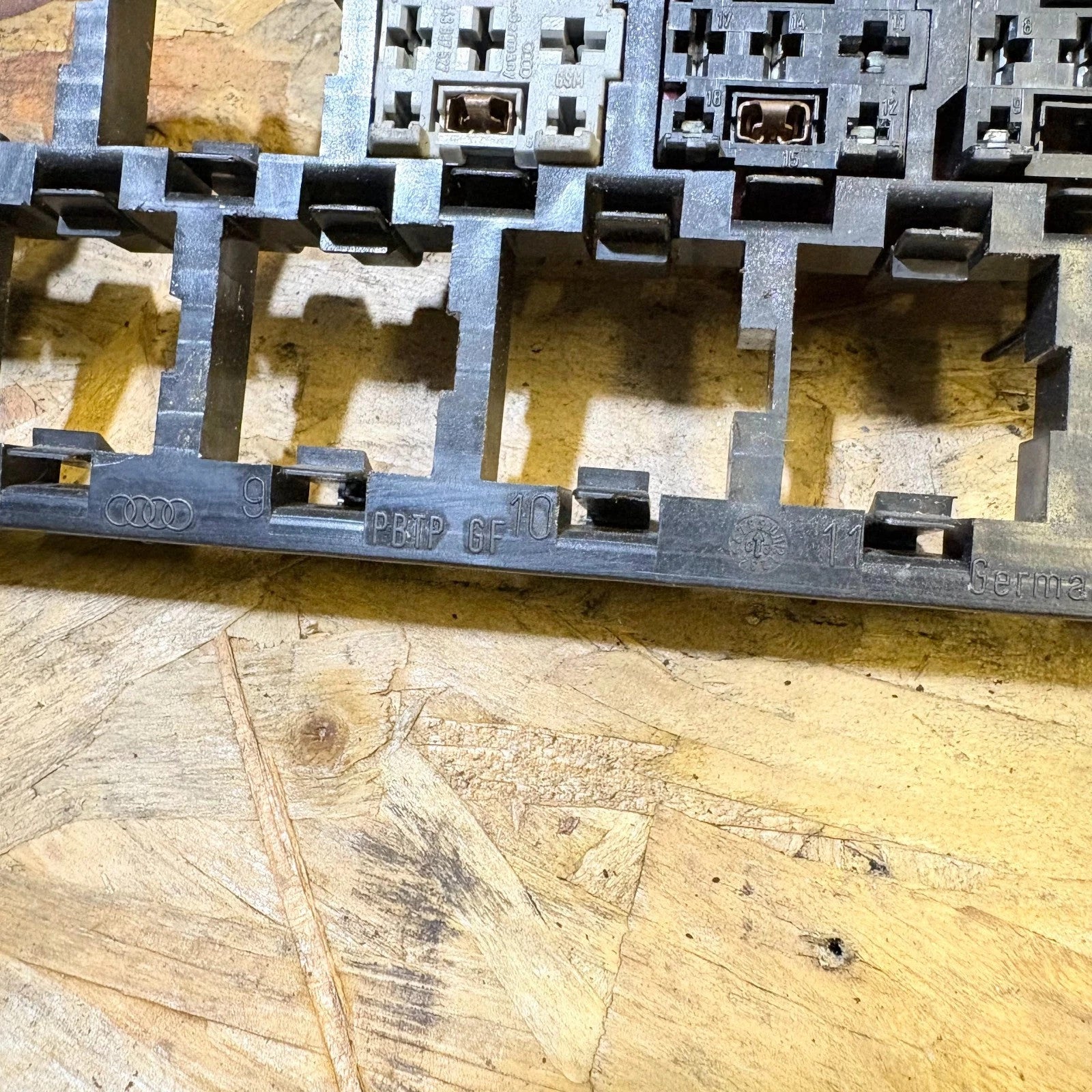 udi TT MK1 1998-2006 Under Dash Interior Fuse Relay Box Board Holder 8N0937503