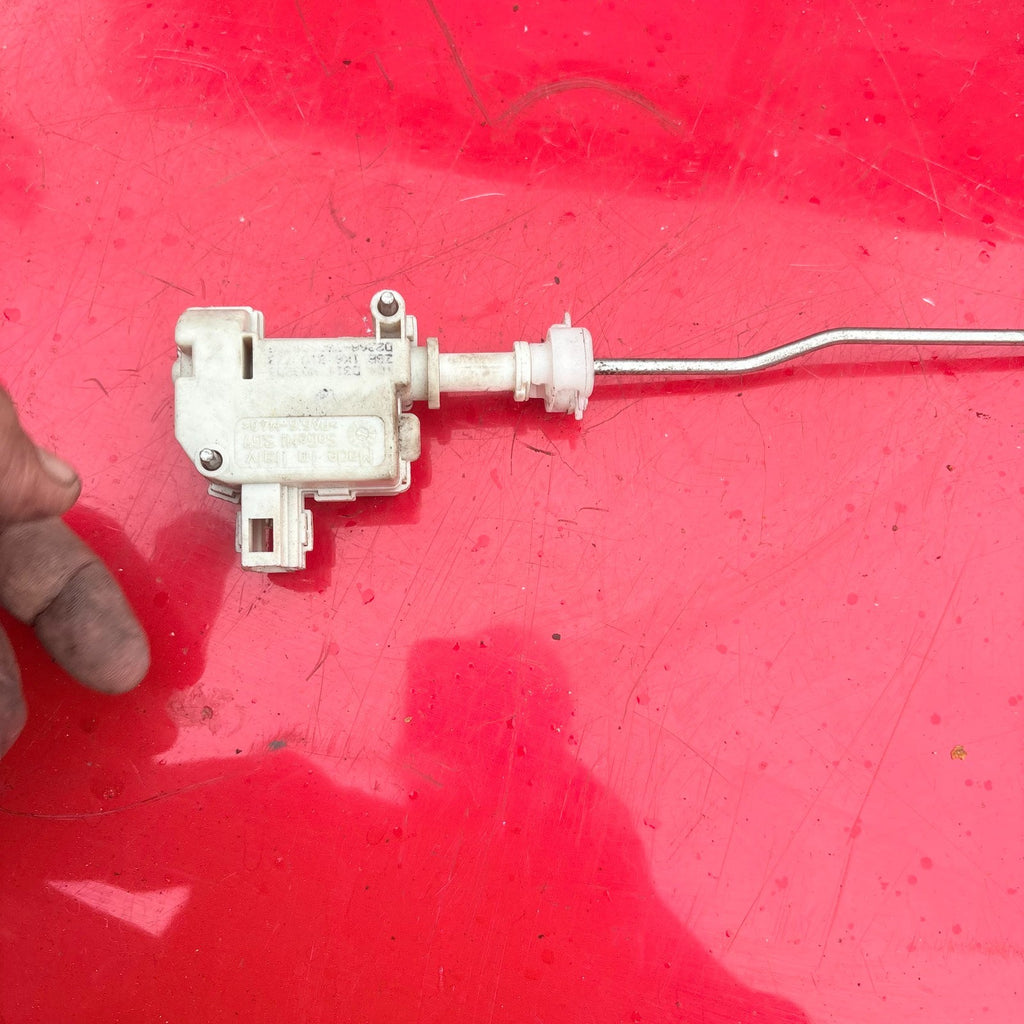 VW Golf GTi 2004 Engine For Tank Cap Locking