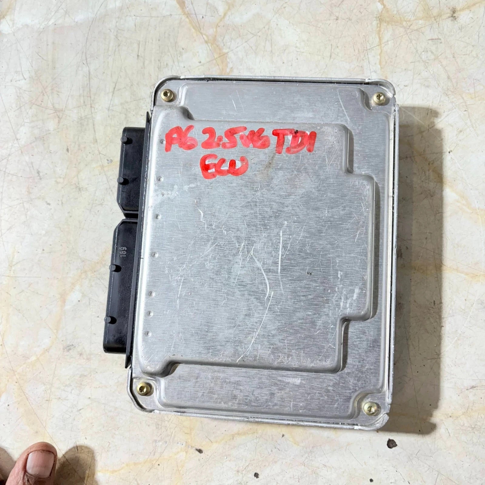 Audi A 6 2.5 TDi Engine Control Unit ECU 4B1907401 D