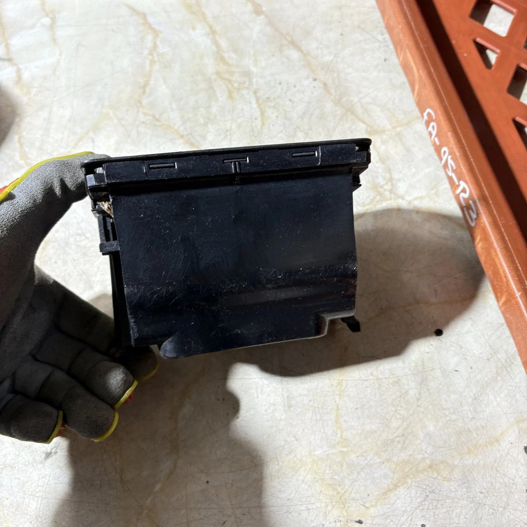 BMW 3-Series 2002 Center Console Ashtray (Ash Tray) 307220100