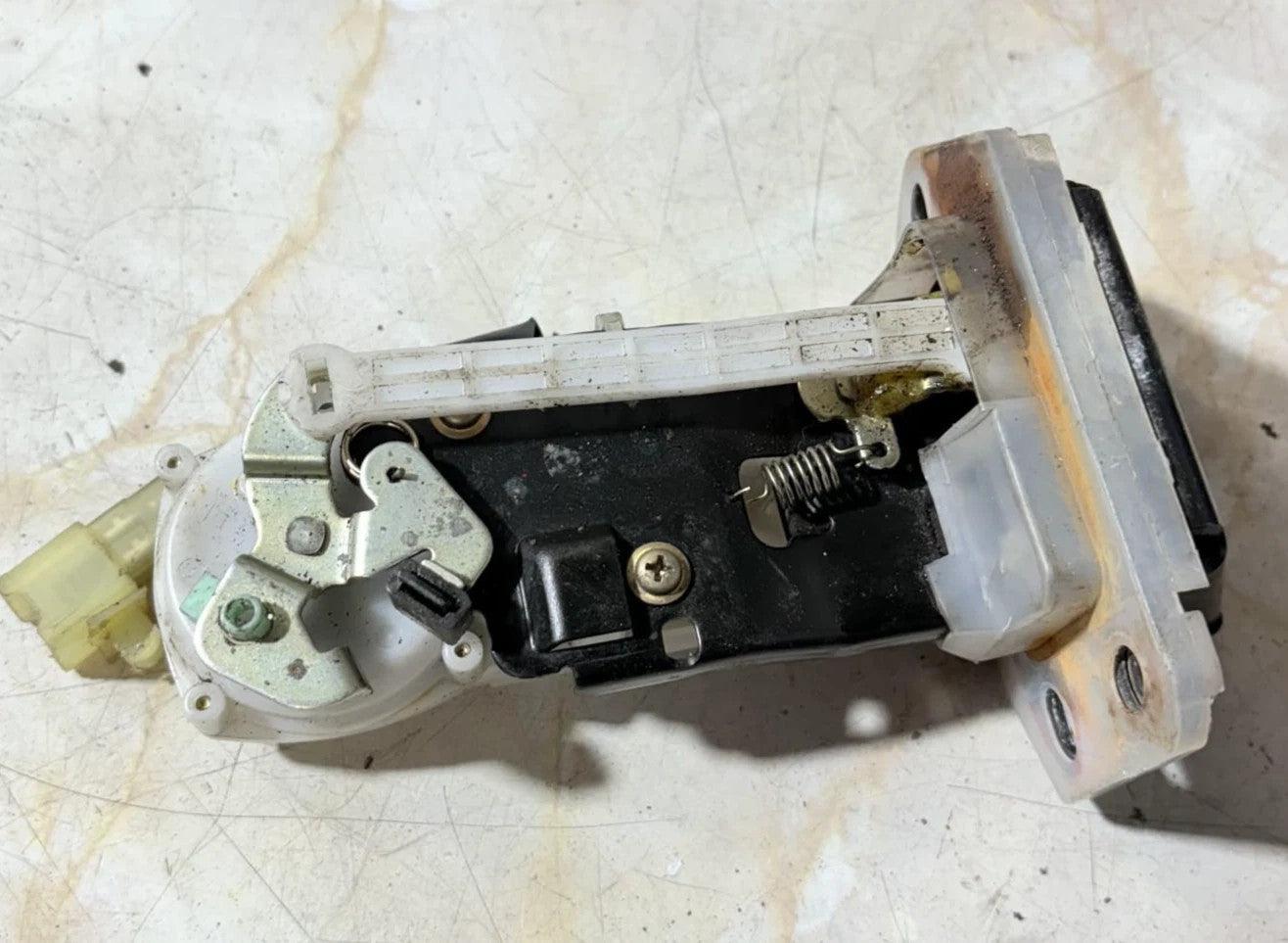 Suzuki Ignis Tailgate door central locking catch (2004) 194966635473