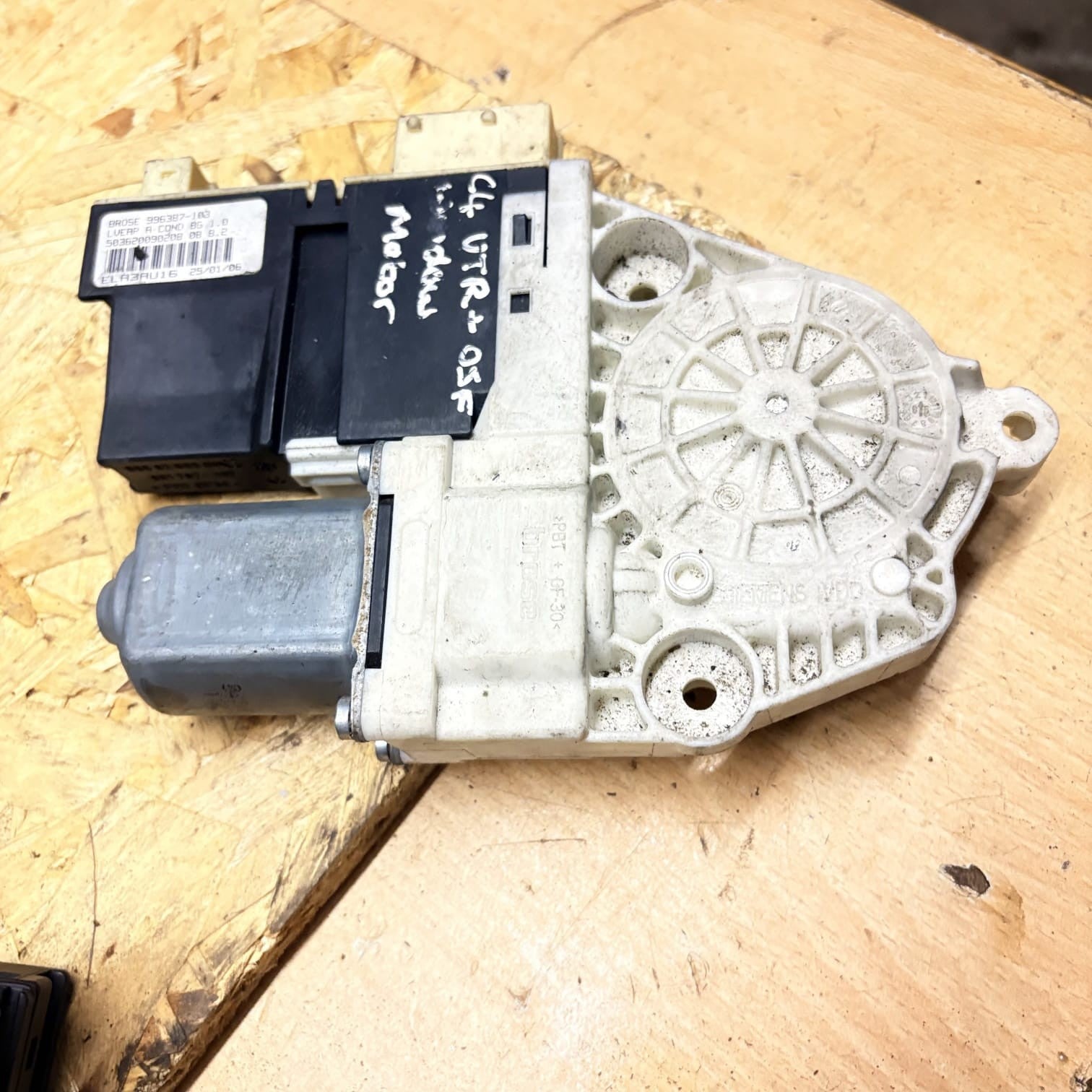 Citroen C4 Front Drivers Door Window Motor Regulator Module 997831101 04-10