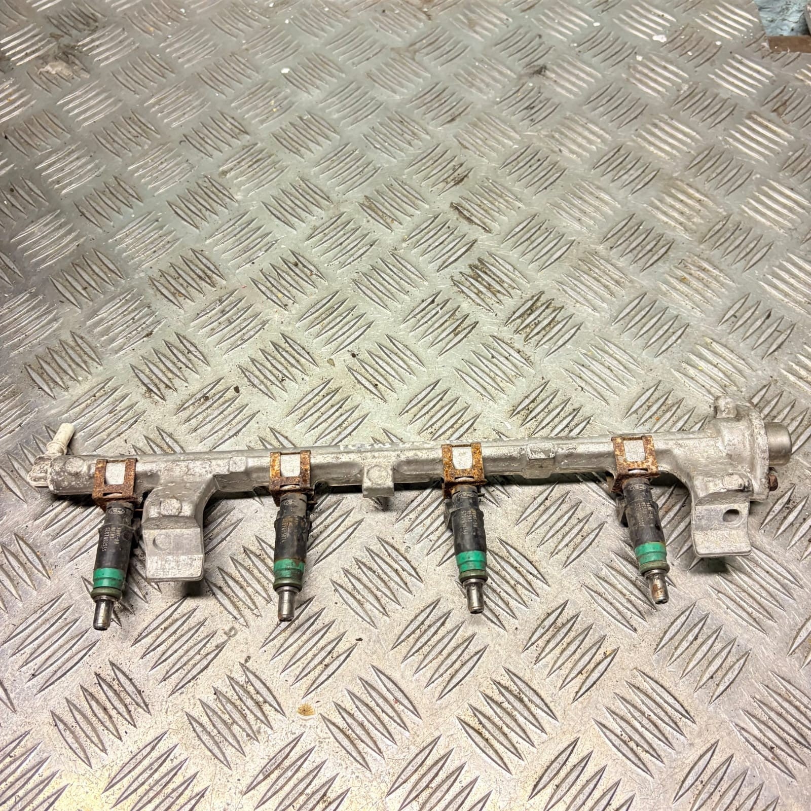 FORD FOCUS FIESTA FUSION ZETEC 2003 1.4 16V FUEL INJECTOR RAIL 9D2809H487AB