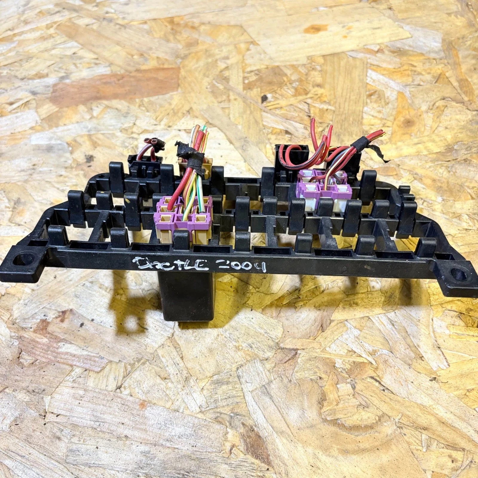 VW Beetle Mk1 98-10 right front relay fuse box board wiring connector grid
