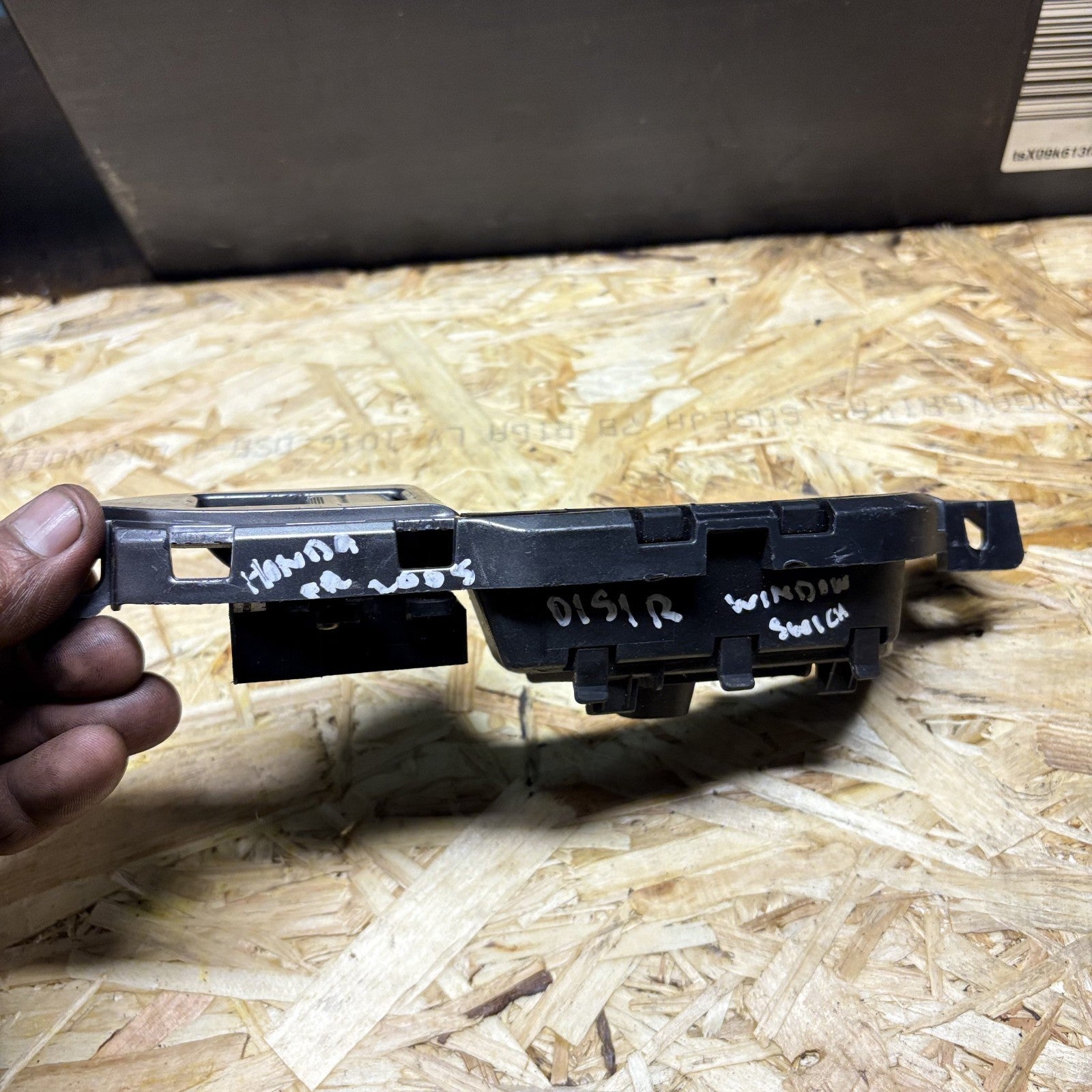 2004-2009 HONDA FR-V ELECTRIC WINDOW SWITCH DRIVER SIDE REAR RIGHT