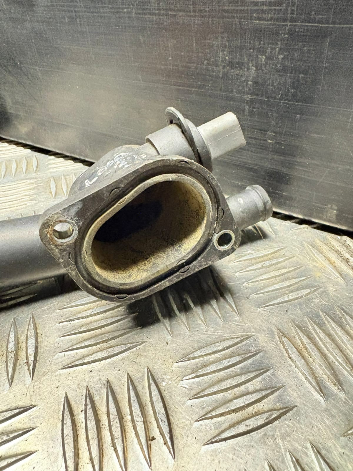 VW AUDI SEAT SKODA 2003-2010 COOLANT WATER FLANGE HOSE CONNECTOR PIPE 038121132G