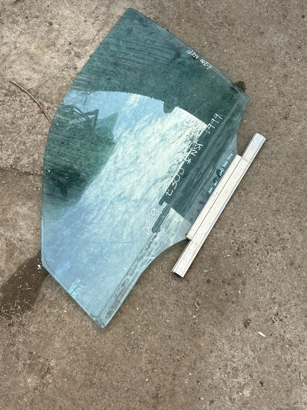 Mercedes E Class Window Glass Passenger Front W210 E220 CDI 1997-2002 ESTATE