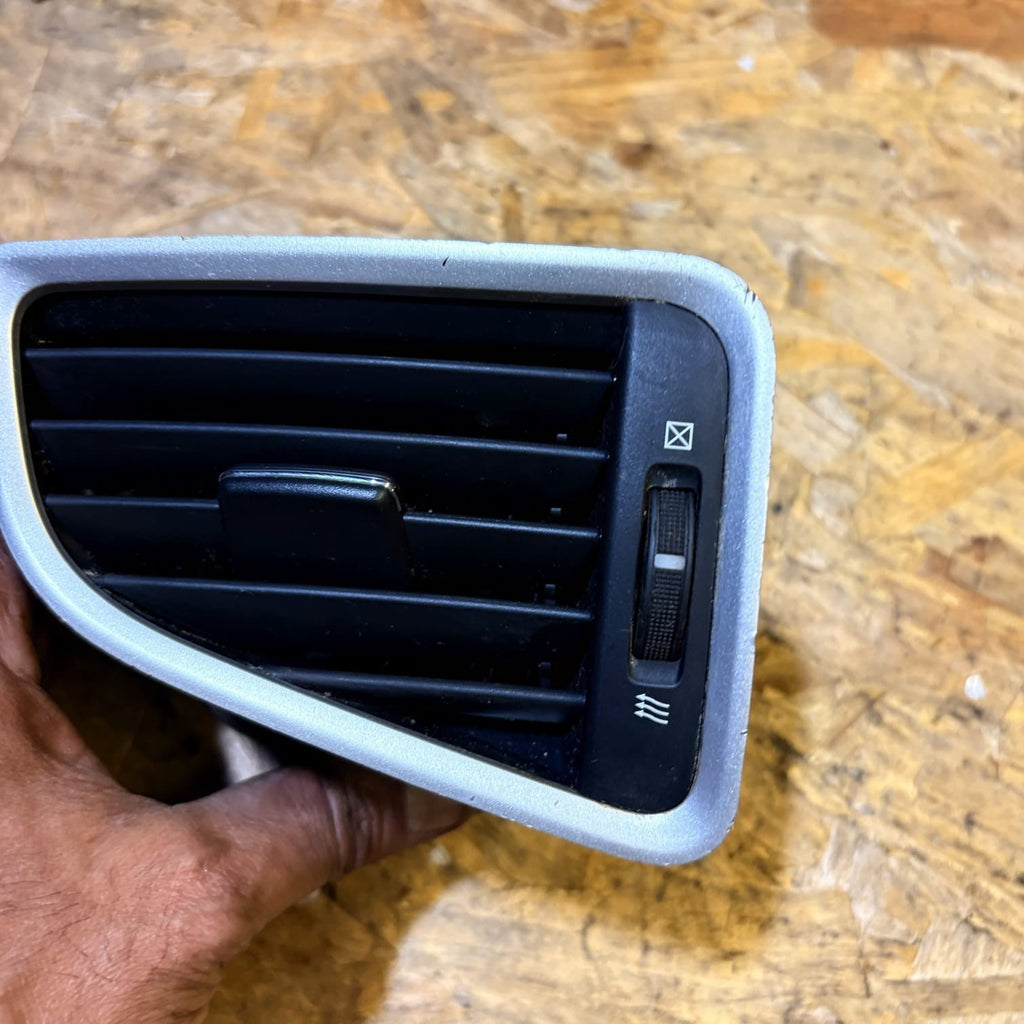 Suzuki SX4 2006-2015 LEFT PASSENGER SIDE DASHBOARD AIR VENT 73630-61M0