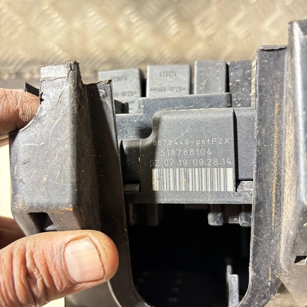 9494210 Volvo S60 MK1 V70 MK2 2000-2005 Engine Bay Fuse Box Terminal Module