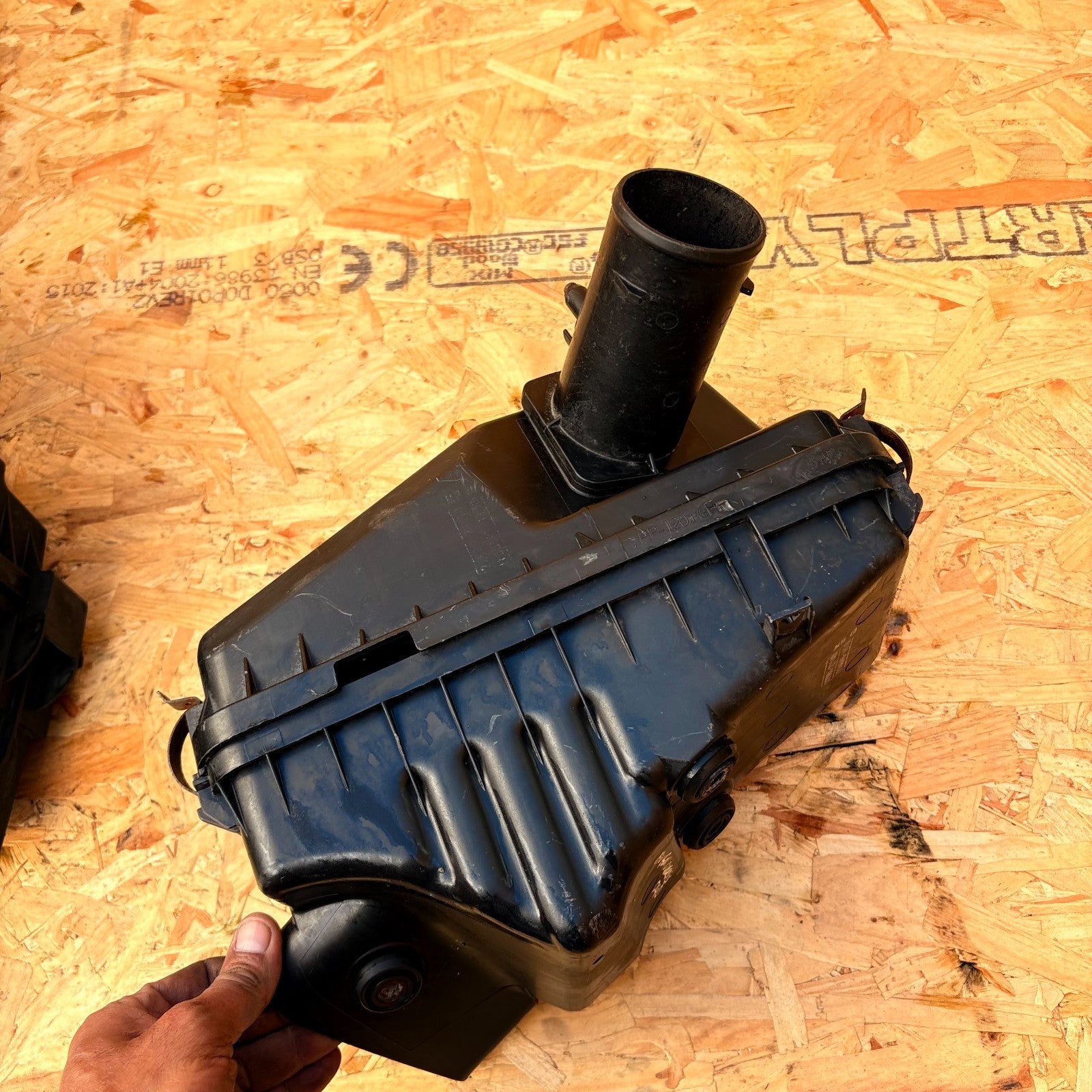 Toyota Avensis 2.0 D-4D air filter box 17701-27140 2001