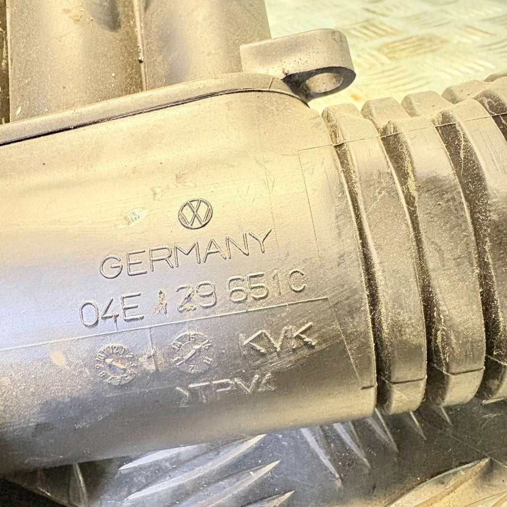 VW AUDI SKODA FABIA SEAT IBIZA AIR INTAKE BOX PIPE HOSE DUST 04E129651C