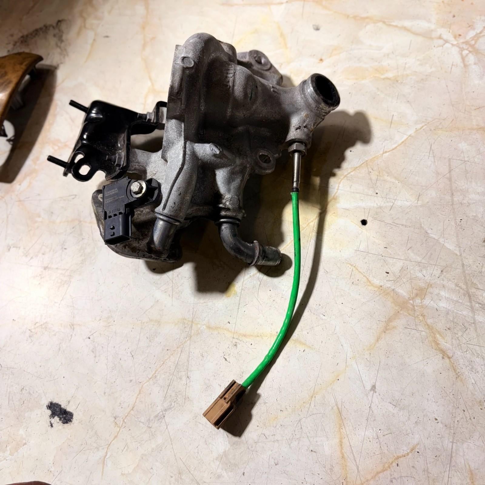 147173974R EGR Valve Throttle Body Housing Renault Dacia Logan II Sandero 1.5