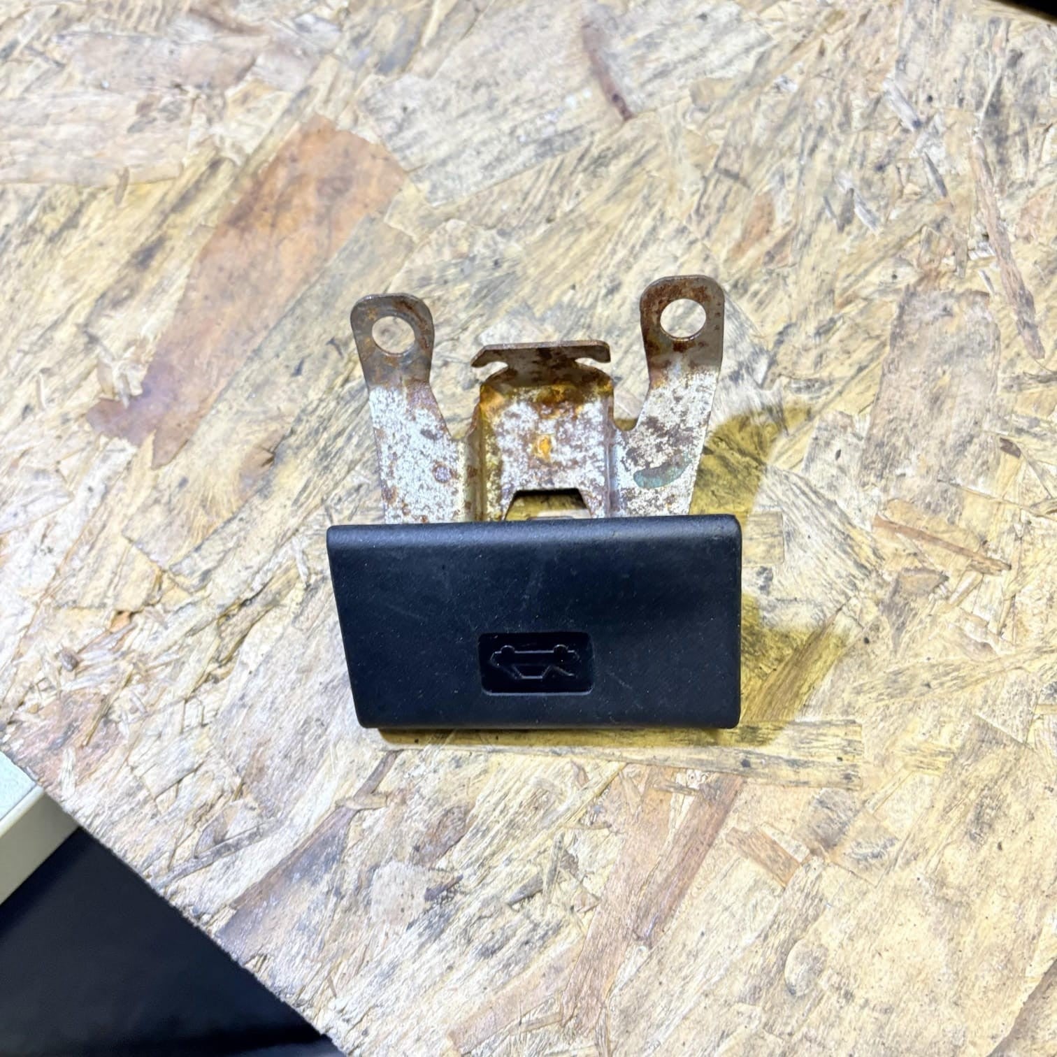 142 NISSAN MICRA K12 CONVERTIBLE C+C. BONNET RELEASE LATCH HANDLE
