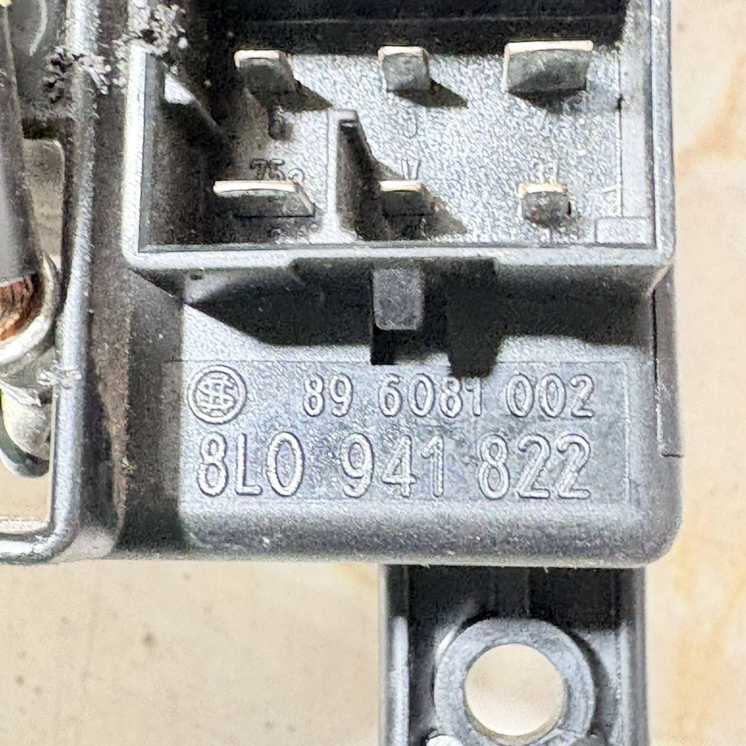 VW Golf IV Mk4 1998-2004 Petrol Under Dash Relay Fuse Box Panel 8L0941822 409 53