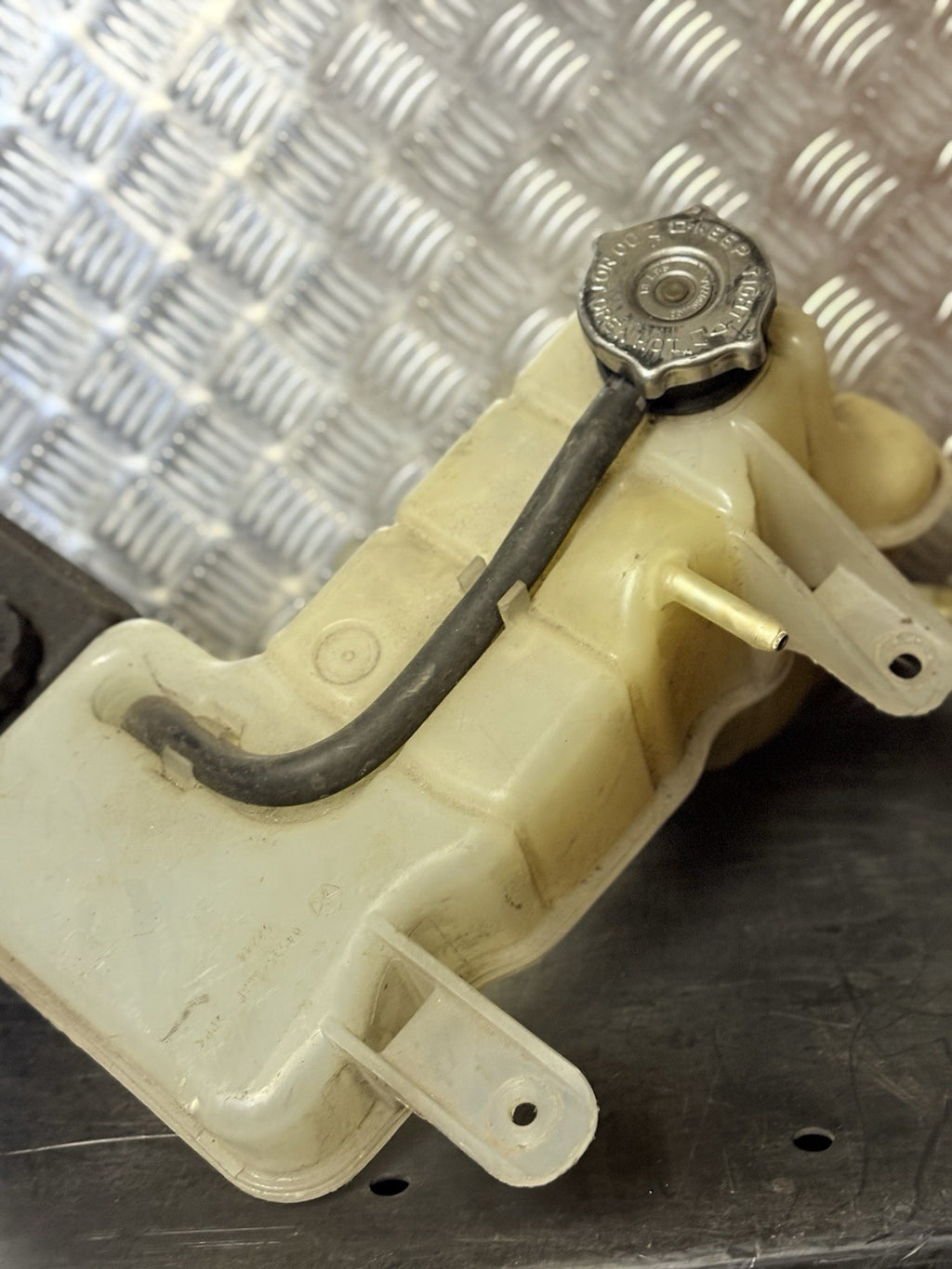 CHRYSLER 300C MK1 COOLANT EXPANSION STEERING FLUID TANK 2005 TO 2010 04596466AF