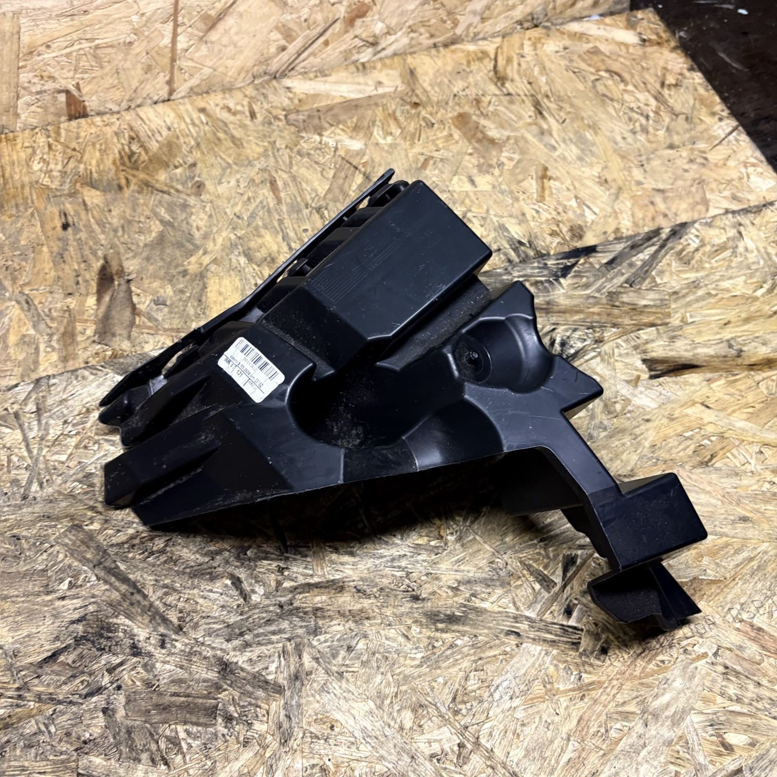 Skoda Karoq 2018-Left Rear Bumper Bracket Guide 57A807377