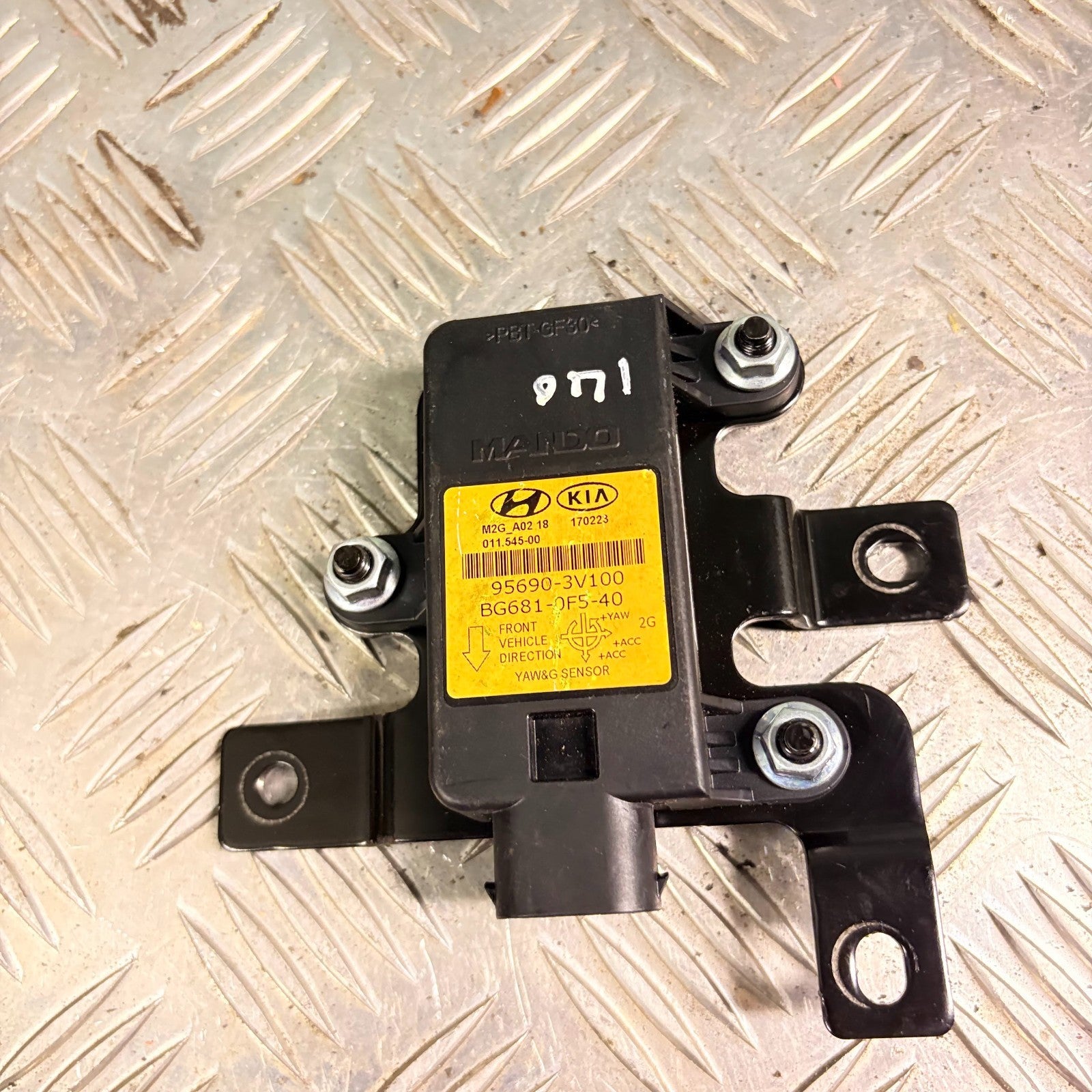 HYUNDAI I40 YAW RATE SPEED SENSOR 95690-3V100 2015