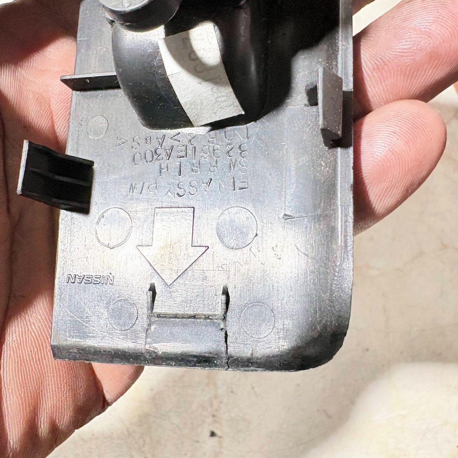 Nissan Pathfinder Single Power Window Button Switch Trim 82961-EA300