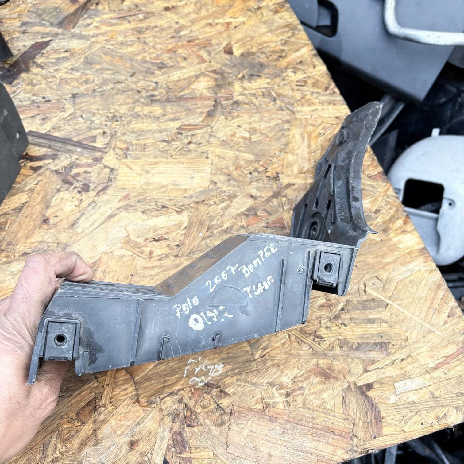 2007 VW POLO 9N DRIVERS REAR SIDE BUMPER BRACKET MOUNT 6Q6807376