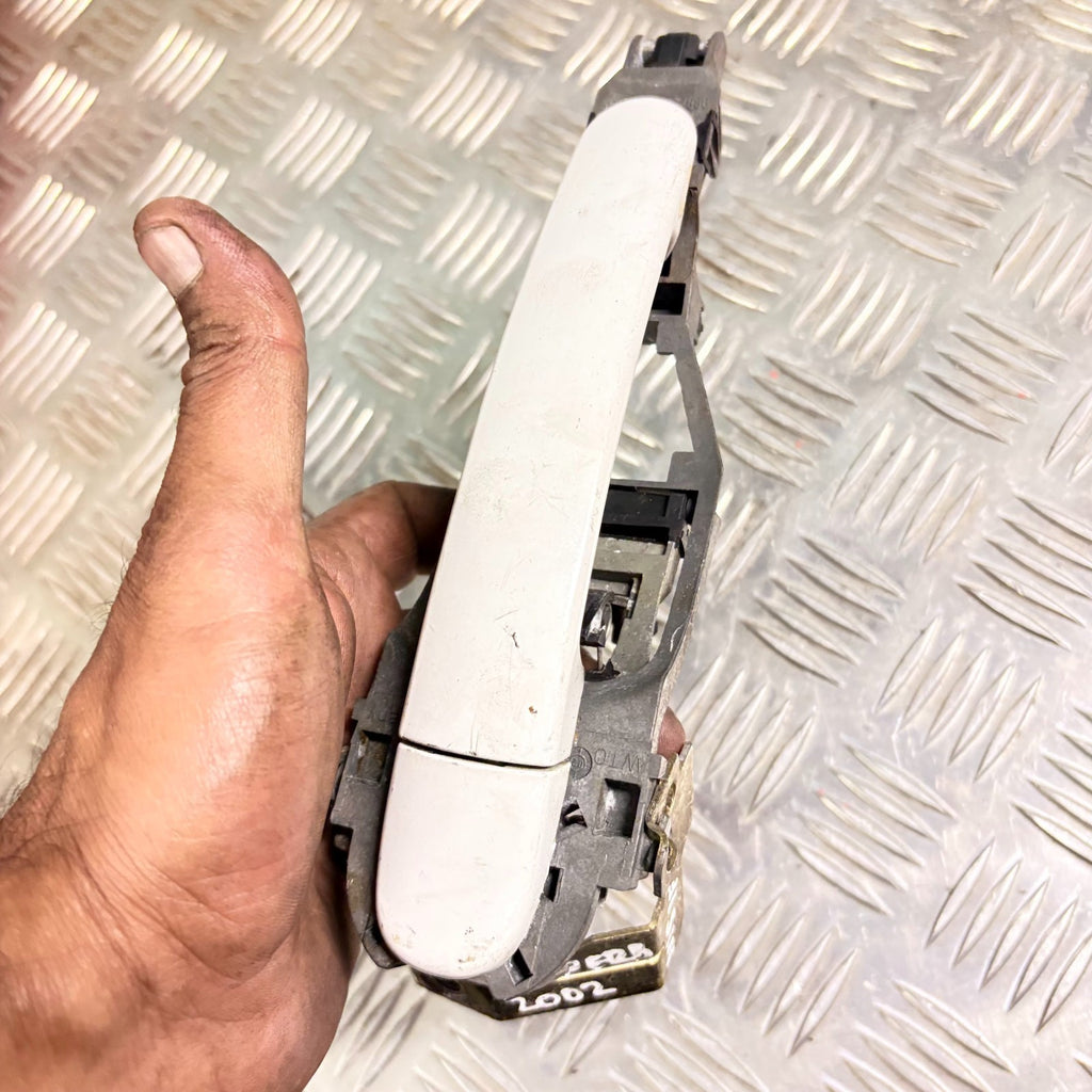 SKODA SUPERB 2002 EXTERIOR DOOR HANDLE FRONT LEFT PASSENGER SIDE