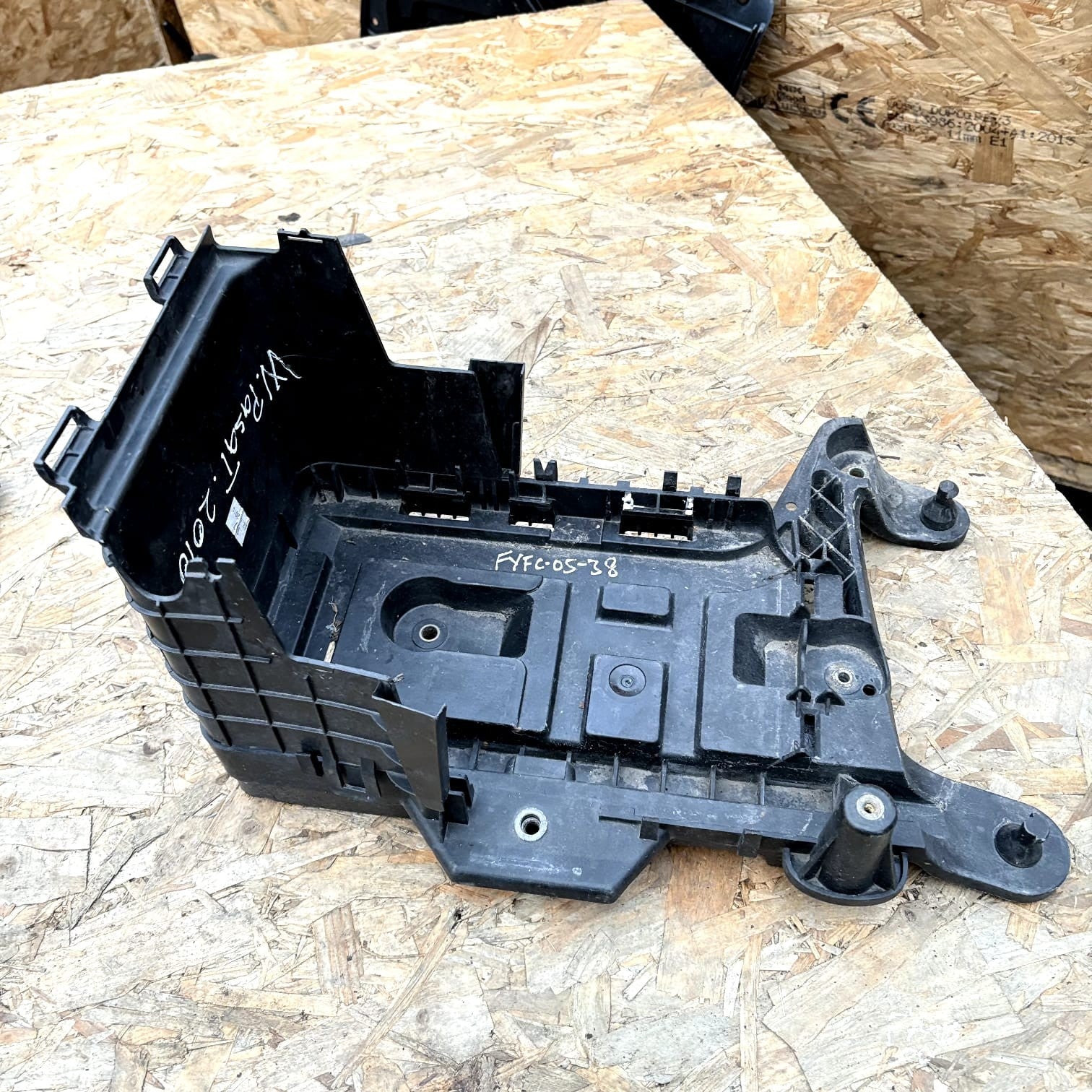 AUDI VW SKODA SEAT 1.6 BATTERY TRAY HOLDER 1K0915325A *FAST DELIVERY* 2010