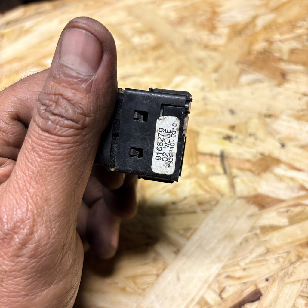 9168279 01W48E Alarm switch Fits for Volvo S80