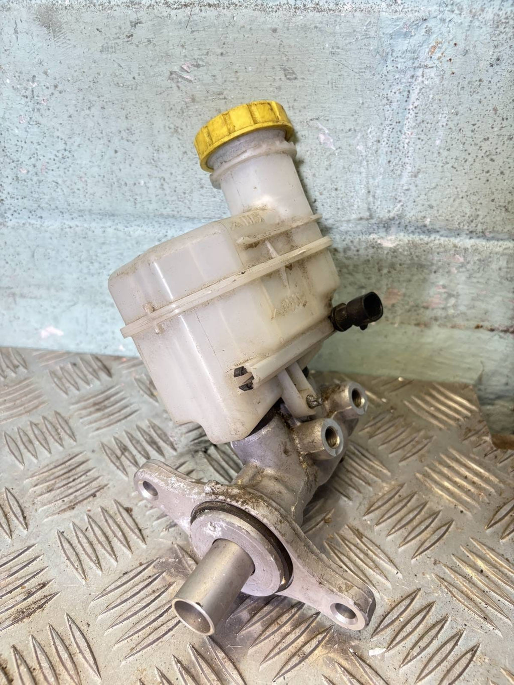 FIAT 500 BRAKE MASTER CYLINDER RESERVOIR 32069666
