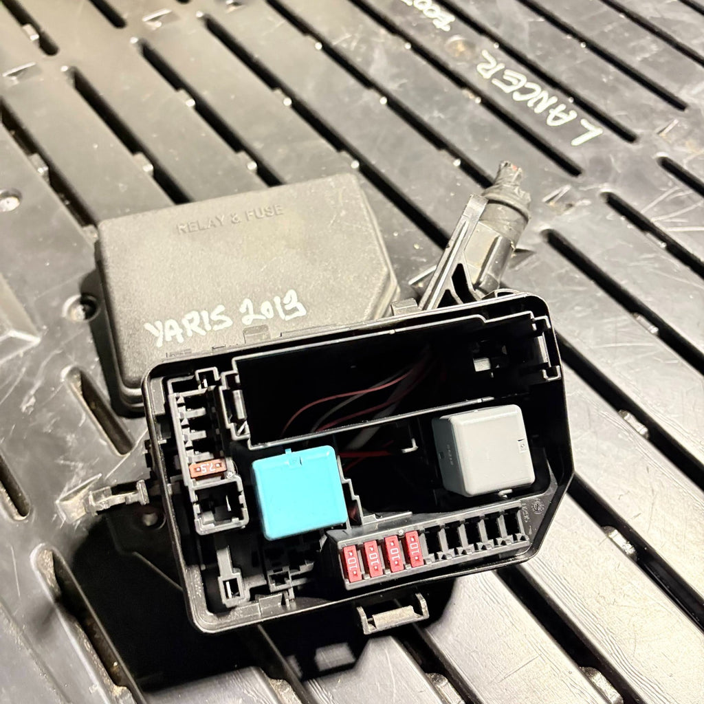 Toyota Yaris 2013 Mk3 Engine Bay Under Bonnet Fuse Box Relay Box Junction Box