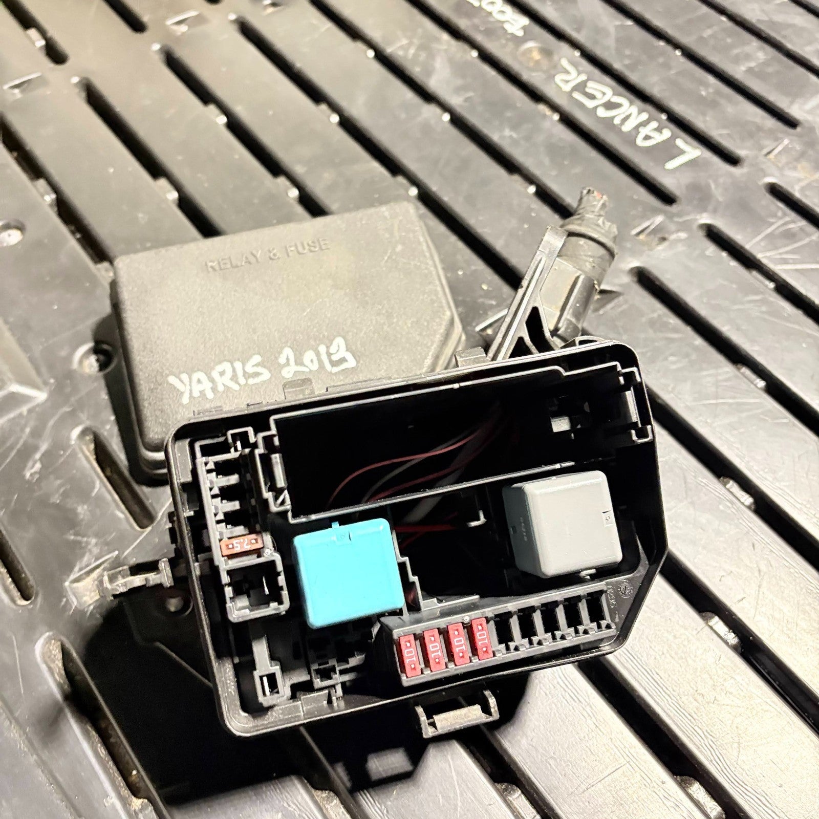 Toyota Yaris 2013 Mk3 Engine Bay Under Bonnet Fuse Box Relay Box Junction Box