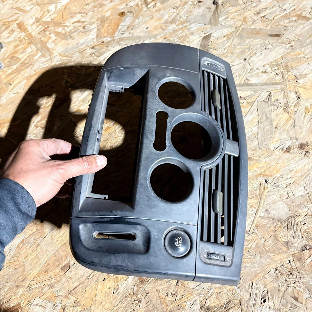Renault Scenic Mk2 2003?2009 Centre Dash Radio Stereo Fascia Surround Panel
