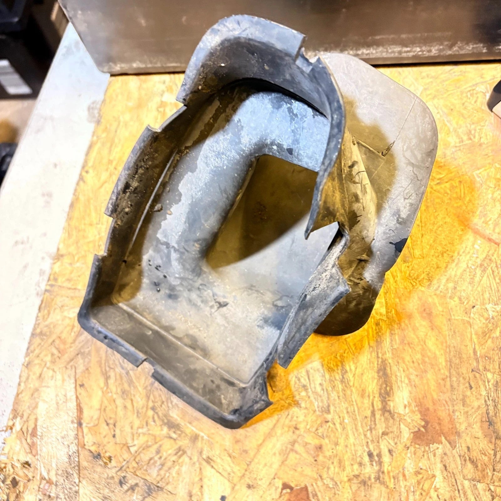 LAND ROVER DISCOVERY 3 L319 FRONT RIGHT INNER WING AIR INTAKE DUCT BOX 2004-2009