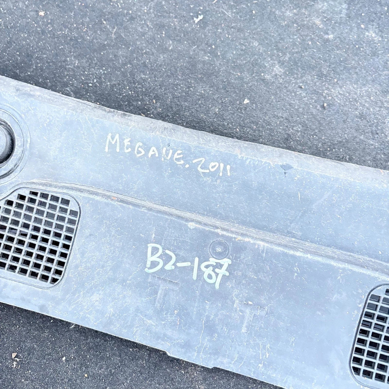 RENAULT MEGANE III Front Wiper Cowl Trim 9810MB010 2011