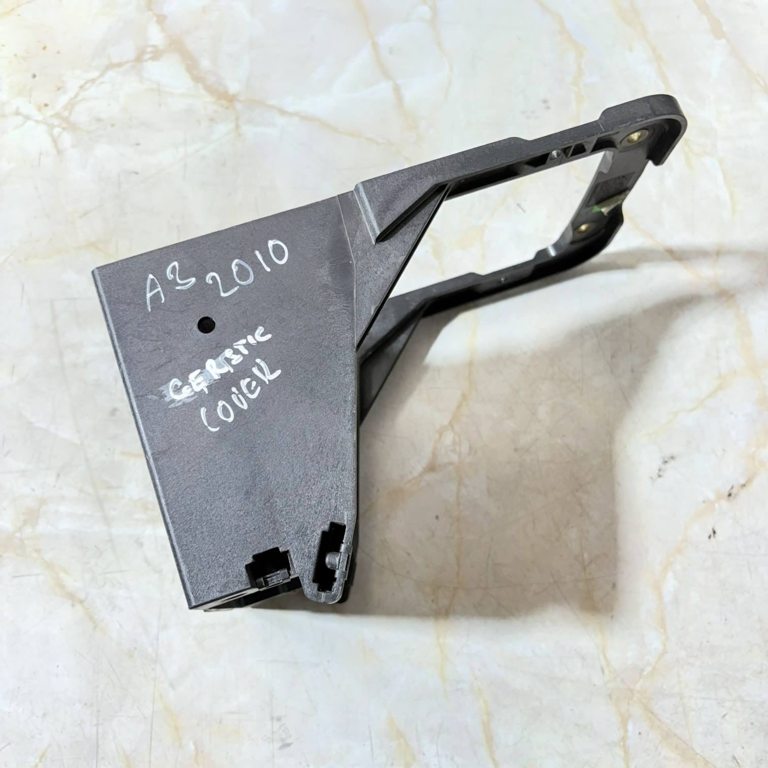 AUDI A3 8P 5DR GEAR LEVER PLASTIC BRACKET 8P0863531A (2010)