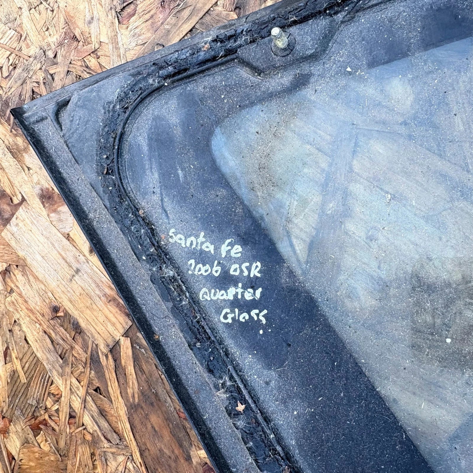 HYUNDAI SANTA FE QUARTER WINDOW GLASS REAR RIGHT SIDE MK2 2005 - 2012
