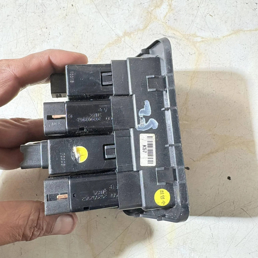 HYUNDAI SANTA FE TC MK2 (2011) CONTROL SWITCH 202002962