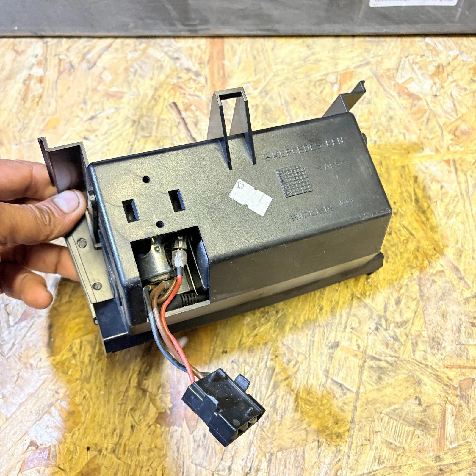 1998 MERCEDES ASHTRAY AND POWER SOCKET