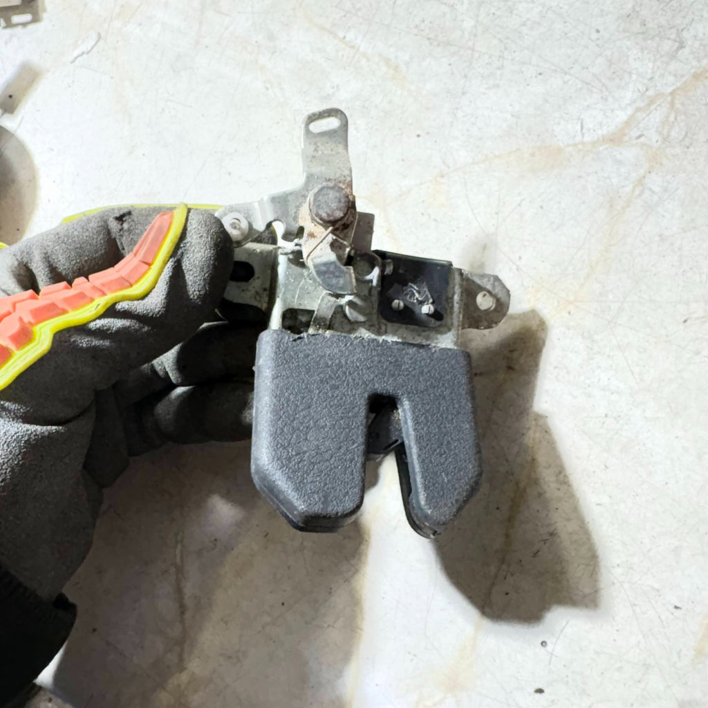 Skoda Superb Mk1 3U4 2002-2008 Rear Boot Lid Lock Latch Catch 3U5827505A