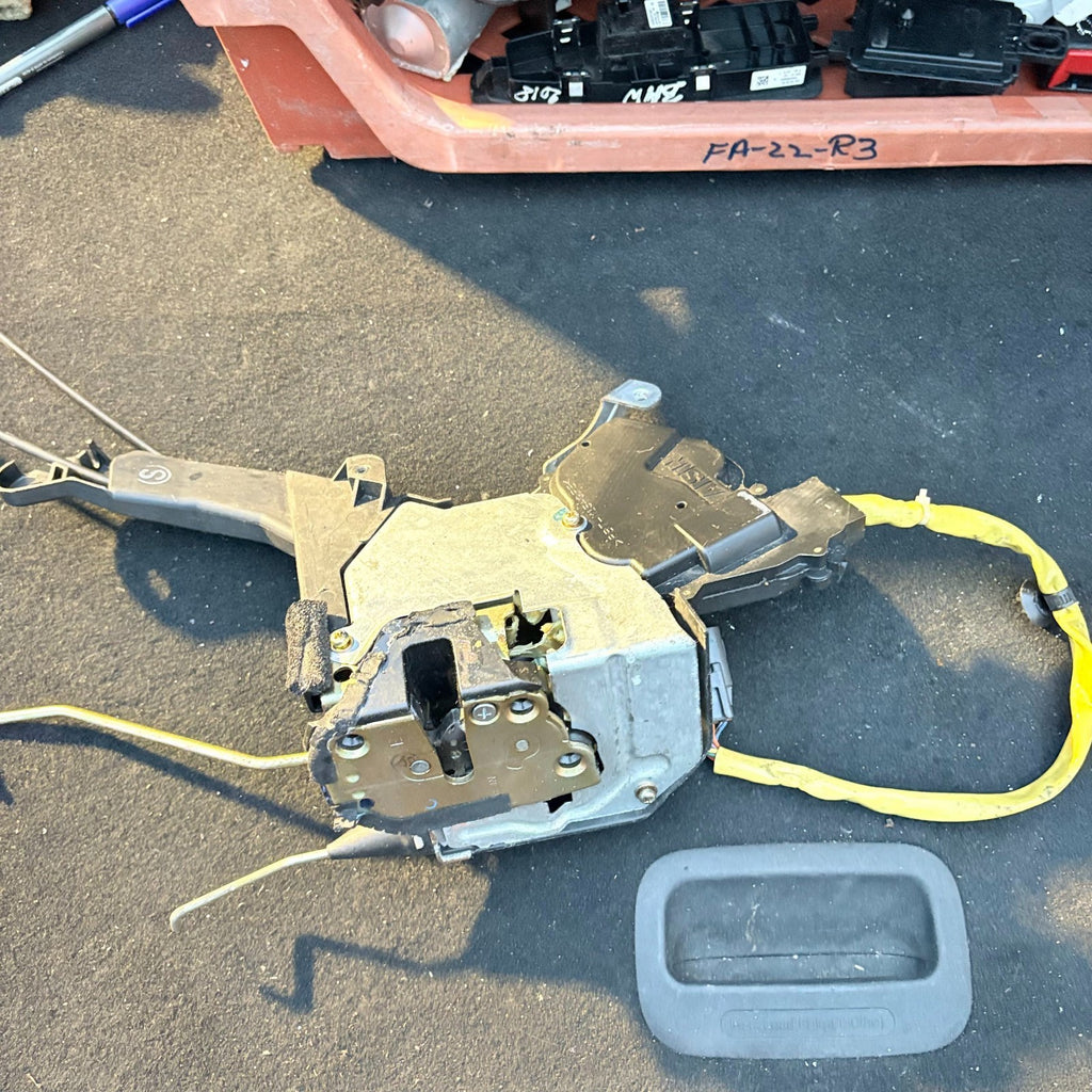 2003 TOYOTA RAV 4 PASSENGER NEARSIDE FRONT DOOR LOCK CATCH