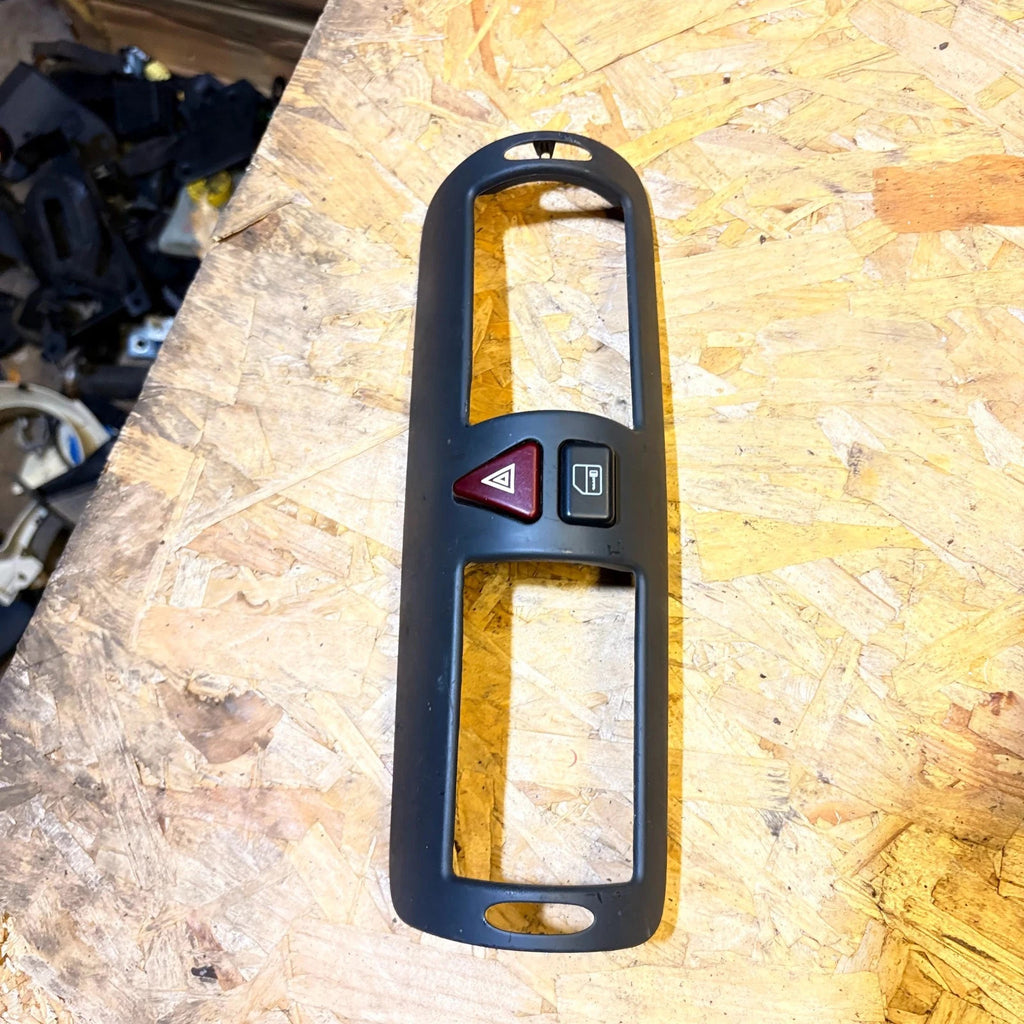 Centre Air Vent Trim With Warning Button Mercedes Vaneo 2001-2005
